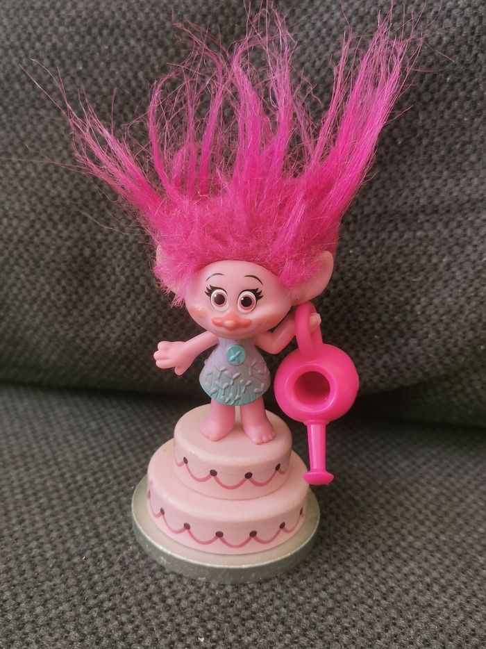 Poppy sur son gâteau