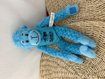 Doudou singe bleu pull capuche planète sauvage fuzzimals