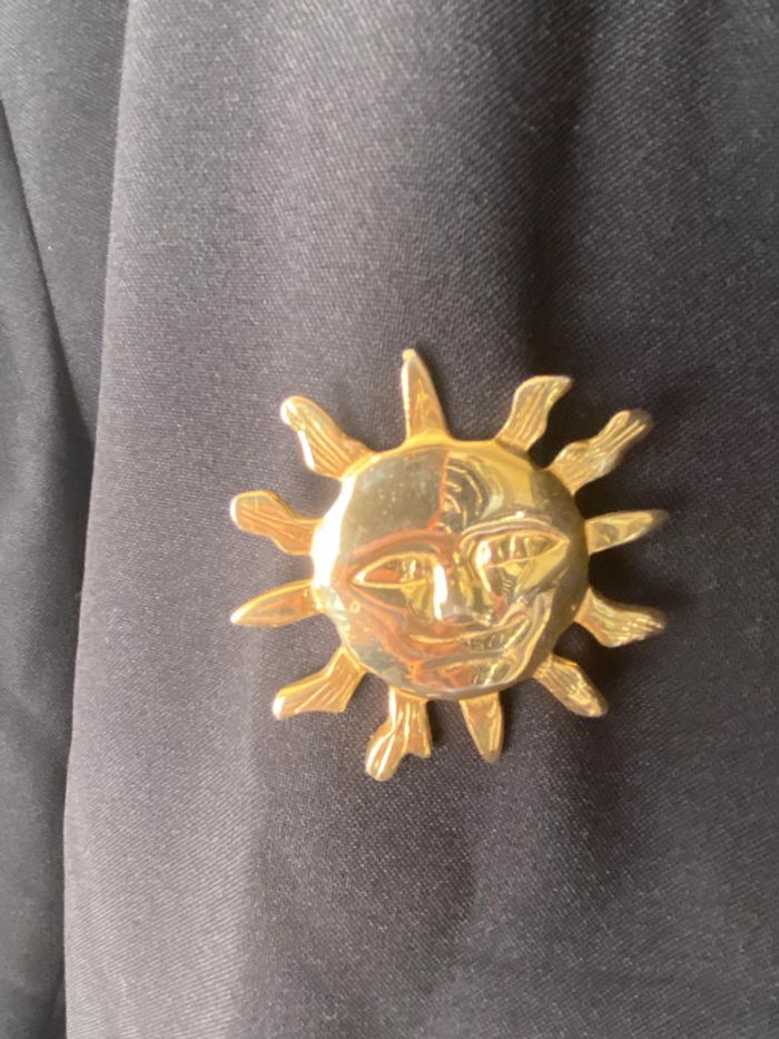 Broche vintage soleil avec visage en métal doré - photo numéro 13