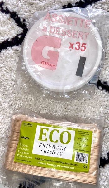 Lot couvert bois et assiettes plastiques neuves