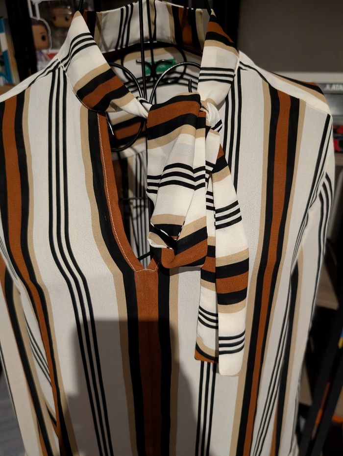 Chemisier Rayé United Colors of Benetton avec Lavallière en parfait état - photo numéro 3