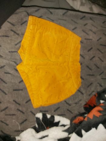 Short velours jaune moutarde kiabi taille 63/69cm 6 mois