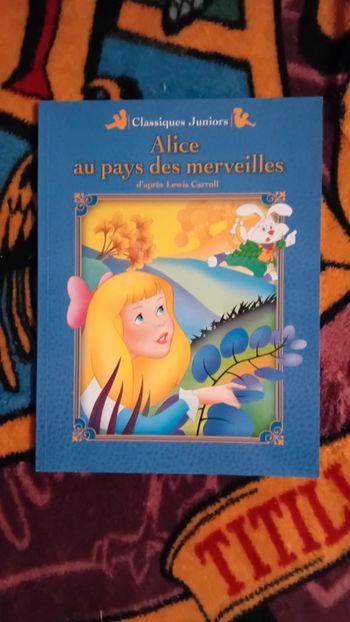 Livre histoire Alice au pays des merveilles