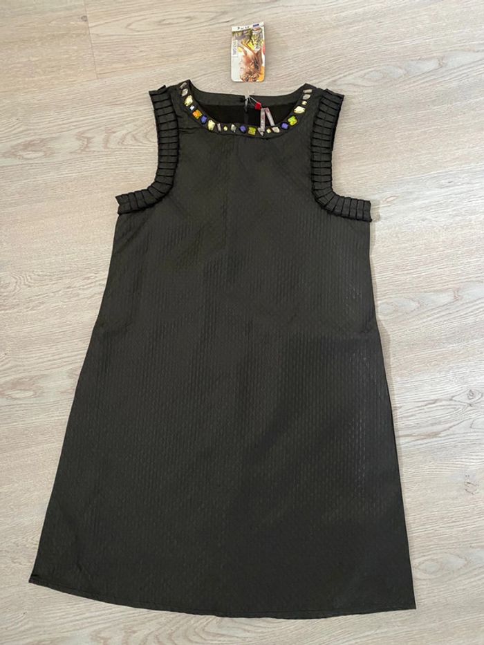 superbe robe avec perles au niveau de l’encolure noir métallique 14 ans Neuve