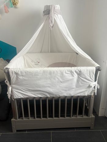 Parc Periclès réglable sur 3 hauteurs avec matelas et ciel de lit