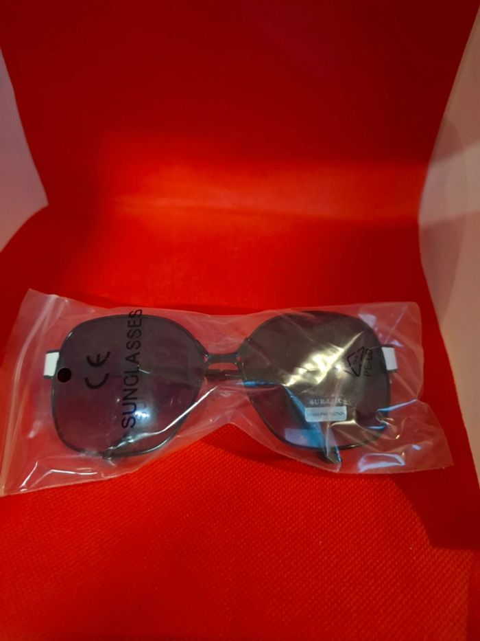 Lunettes de soleil Sur-Lux neuves avec étiquettes protection 400CE. noires et blanche - photo numéro 5
