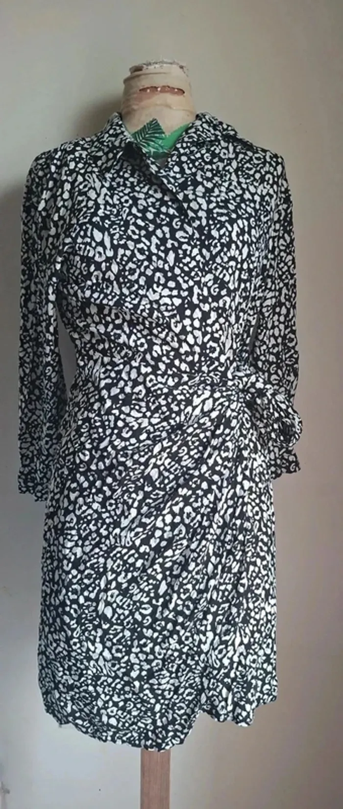 Robe porte-feuille imprimée noir et blanc - chic et fluide, Goa, neuve, taille 2 ( taille S)