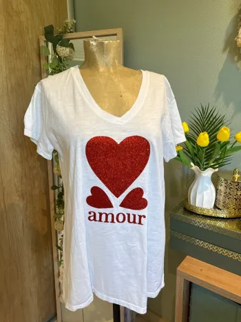 Joli T-shirt manches courtes avec gros cœur, rouge, scintillant et inscription amour devant