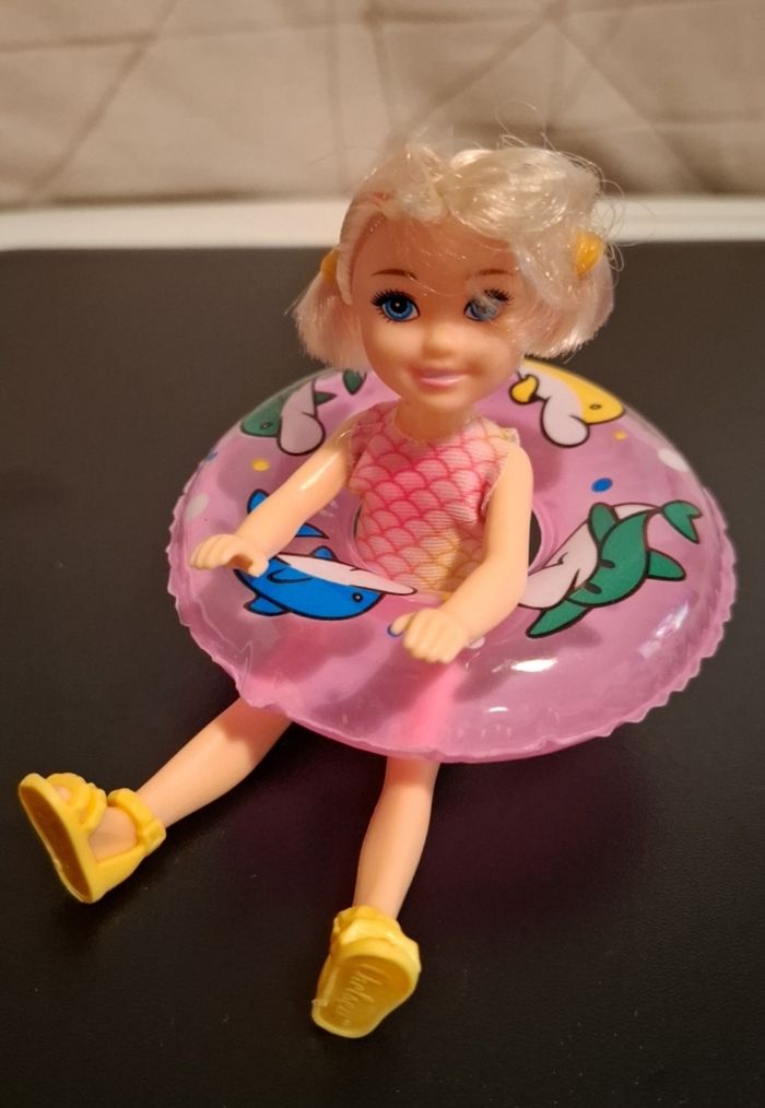 Filette barbie et sa bouée - photo numéro 2
