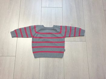 Pulle gris et rouge. Garçon 6 mois. Marque Zara