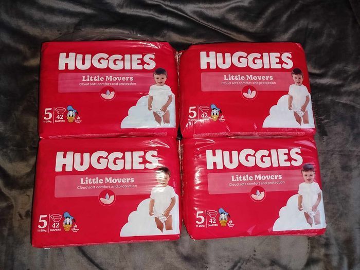 4 Paquets de couches Huggies Little Movers T5