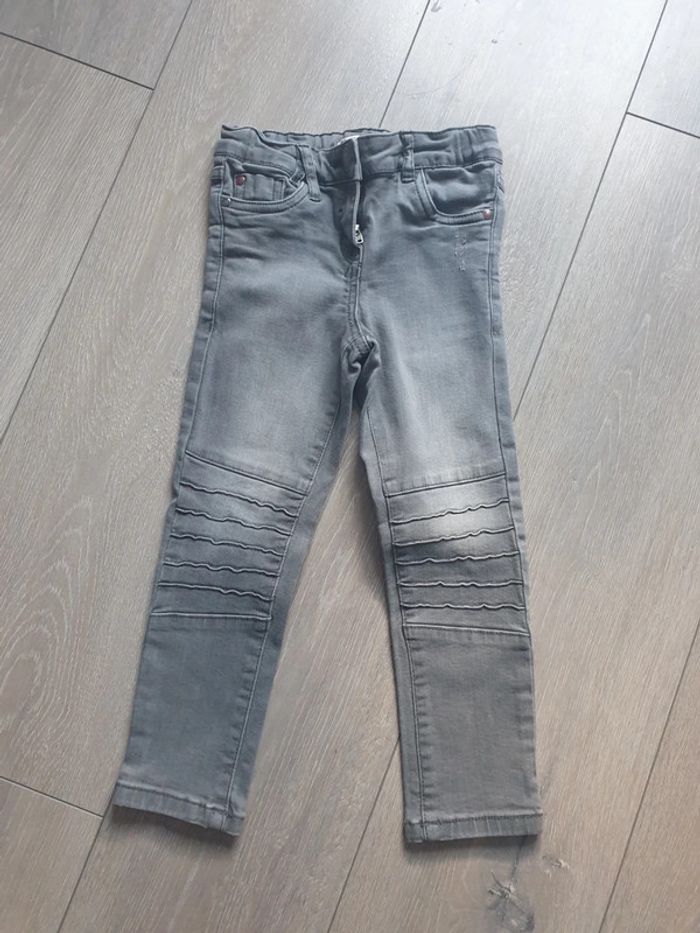 Jeans slim gris. 4 ans fille. Marque Dpam