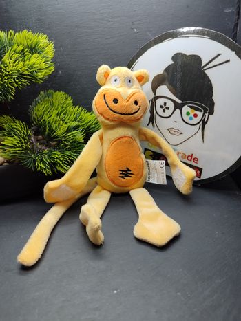 peluche doudou Singe vertbaudet doudou jaune orange noir scratch cochon queue sourire 