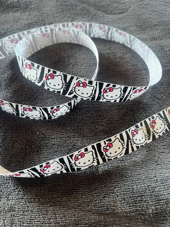 5 mètres de ruban gros grand motif hello kitty , neuf . Largeur mesure 2 cm