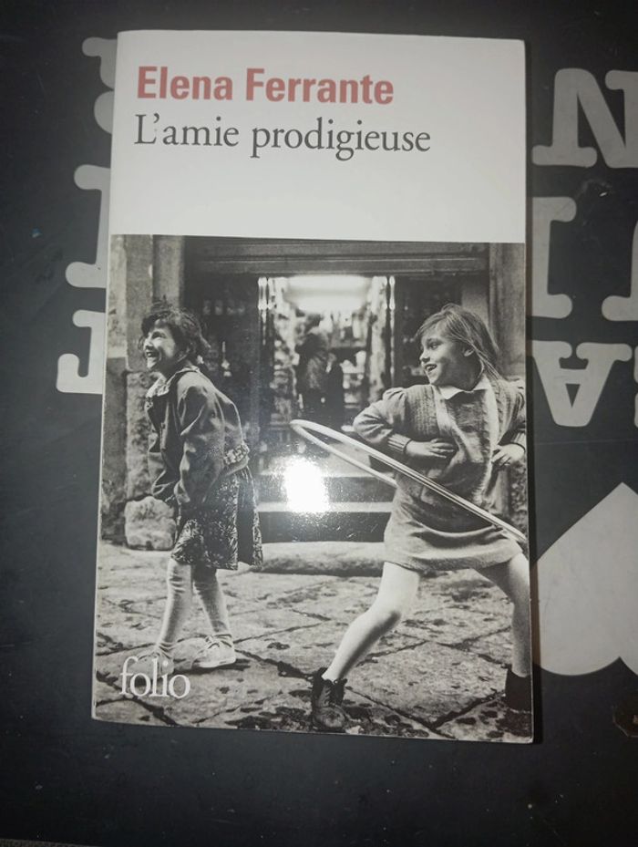 Livre de poche l Amie prodigieuse de Elena Ferrante
