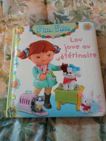 P'tite fille, Lou joue au vétérinaire