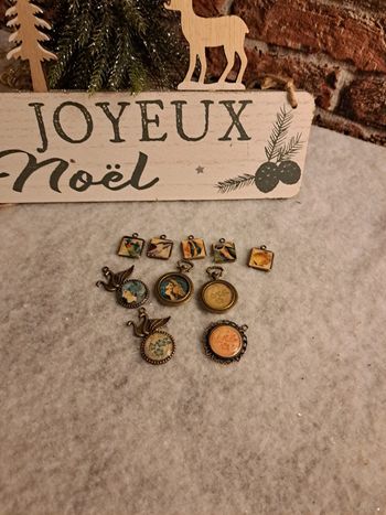 Lot de pendentifs bronze en résine multicolore