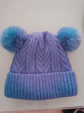 Bonnet bleu avec pompom