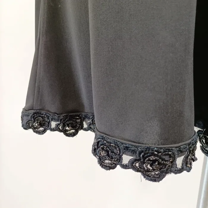 Robe noire fluide à fines bretelles - Décolleté cœur & dentelle fleurs taille M estimée A666 - photo numéro 8