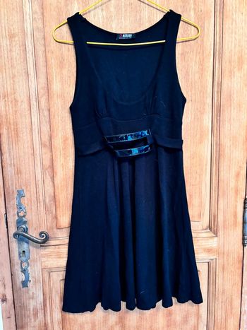 Petite robe noire ceinture intégrée