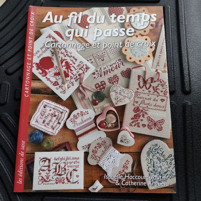 Cartonnage et point de croix