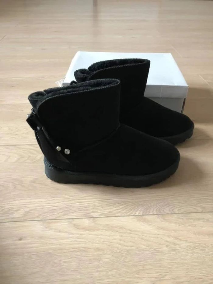 Bottines noires fourrées neuves pointure 37 - photo numéro 3
