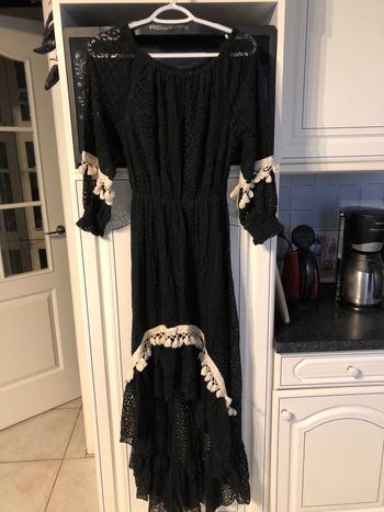Robe longue asymétrique noire avec pompon