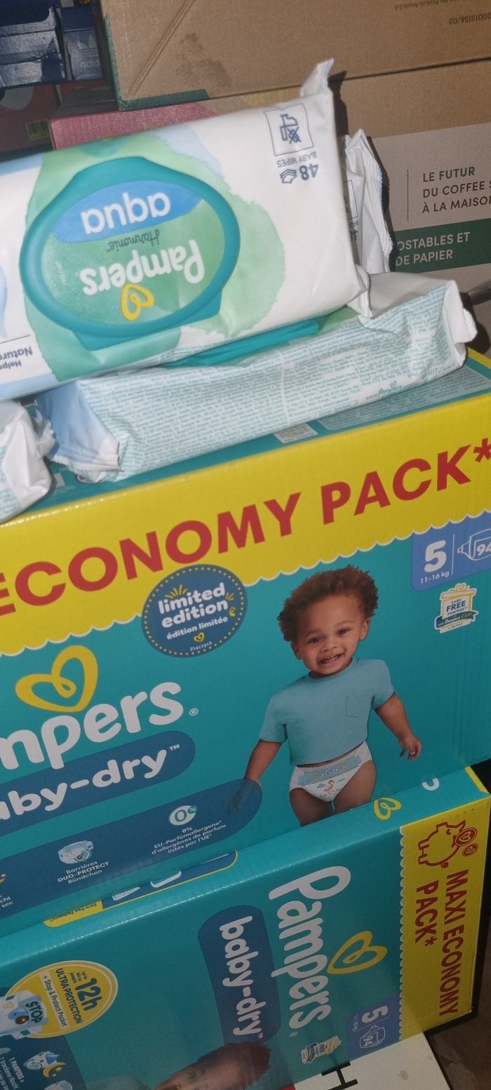 Deux cartons de couches+ 6lingettes pampers - photo numéro 4