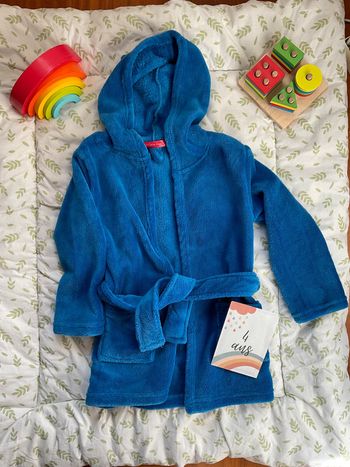 peignoir en polaire bleu avec capuche 4 ans tissaia