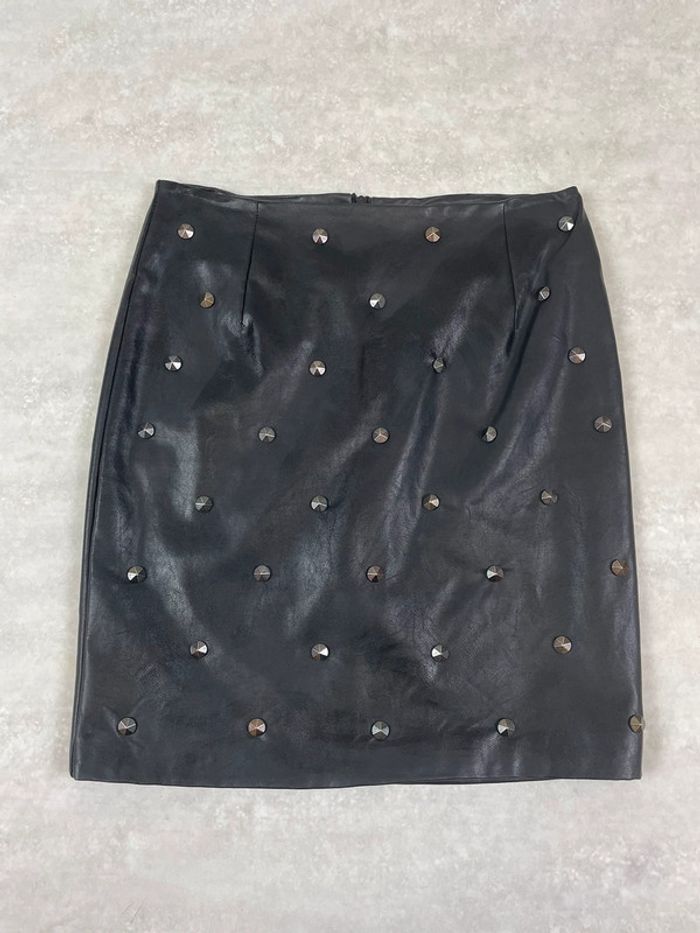 Mini jupe droite en simili cuir cloutée 34