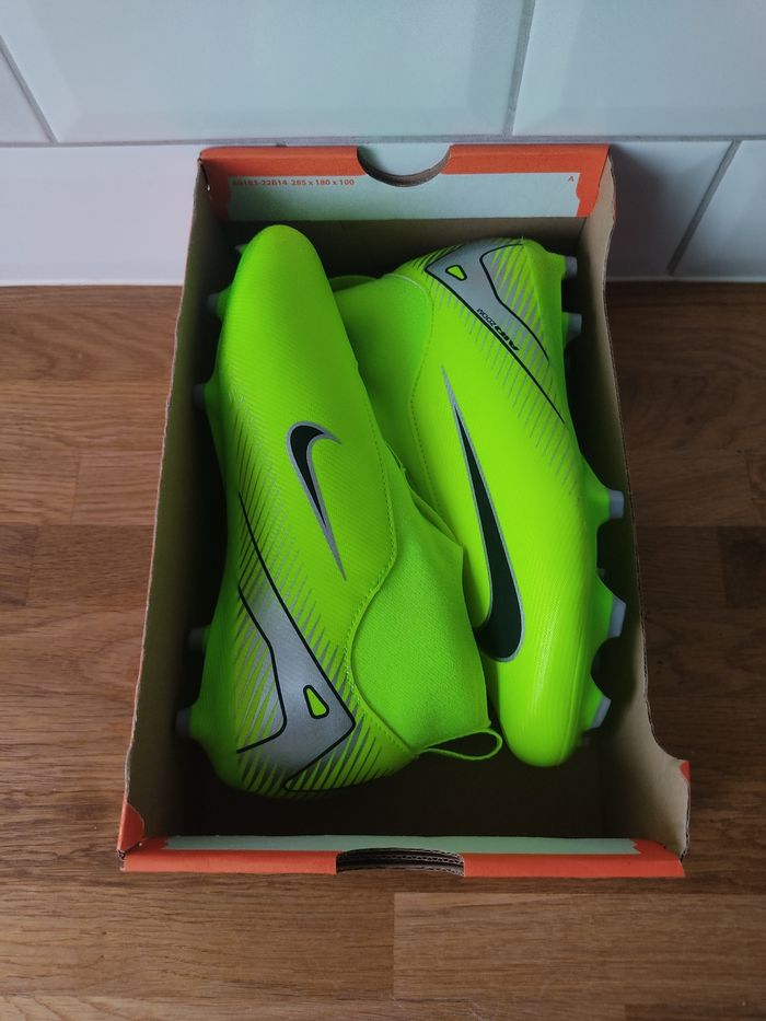 Crampons Nike T 38.5 - photo numéro 6