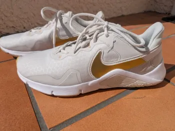 Baskets Nike Legend Essential 2 pour femme TBE