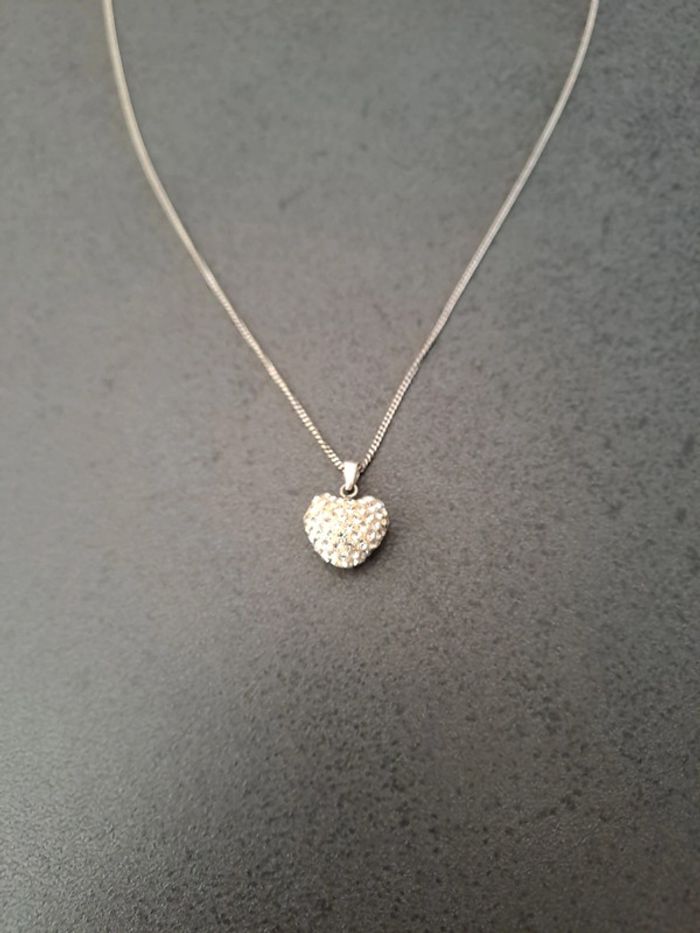 Collier avec pendentif cœur bombé blanc strass 1.3 cm