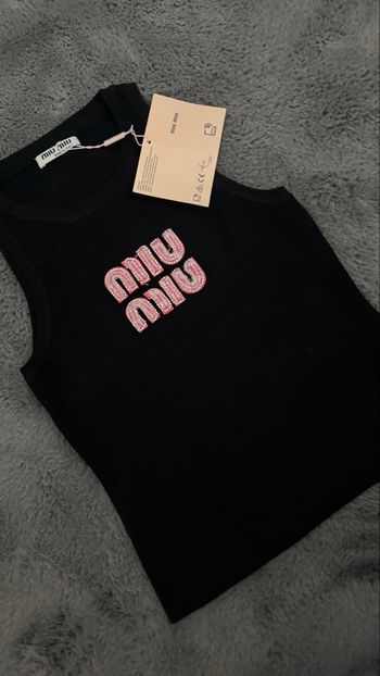 débardeur Miu Miu noir, orné du logo emblématique de la marque en roseau 