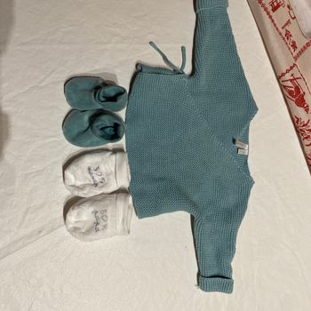 Gilet 1 mois et 2 paires de chaussons
