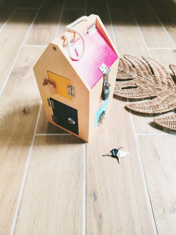 🔑Maison multi activités serrures verrous en bois marque Small foot