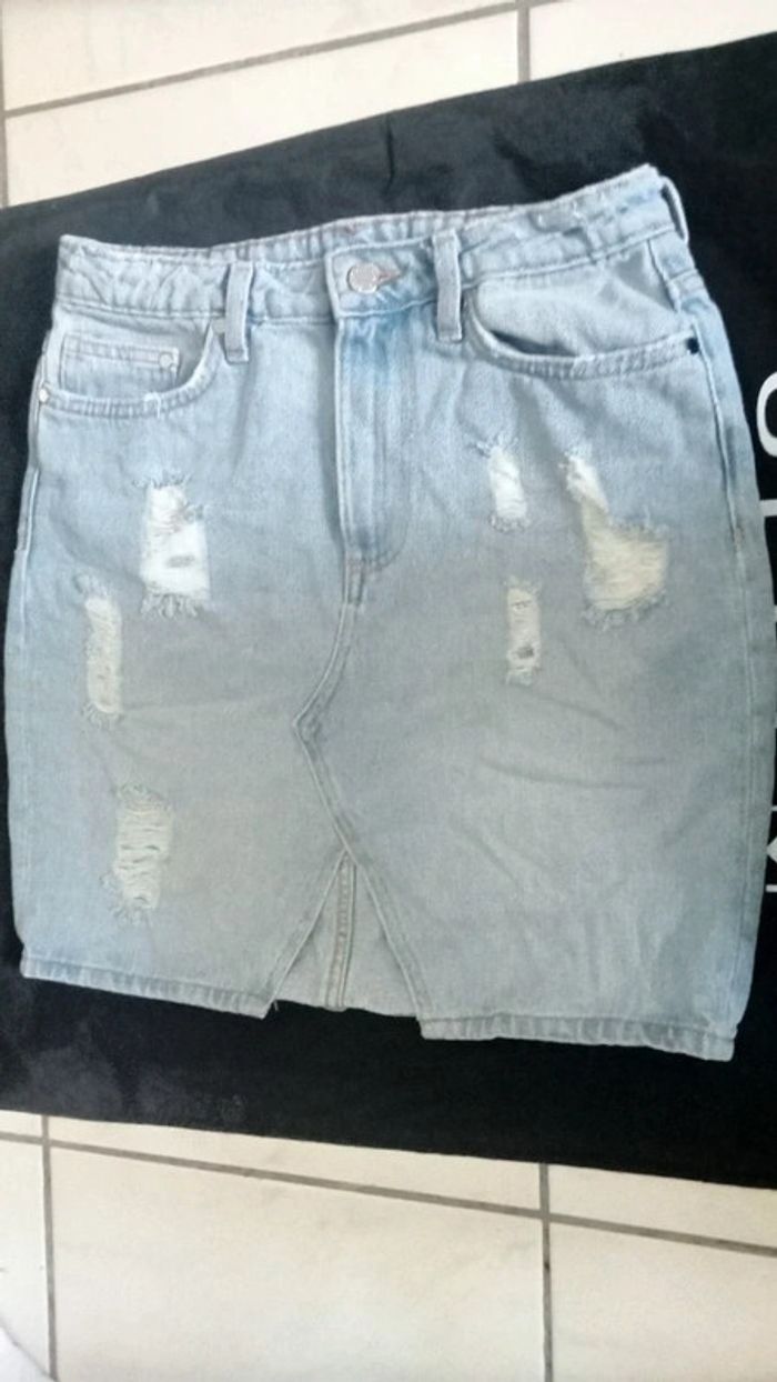Jupe en jean bleu clair effet déchirer - photo numéro 2
