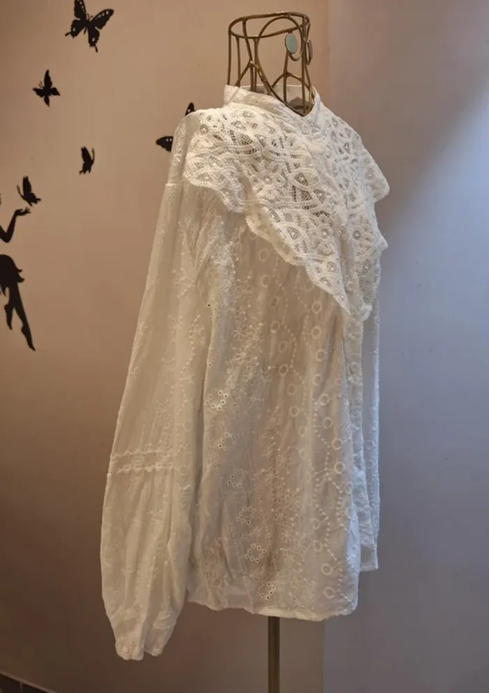 Chemise blanche brodée & dentelle - photo numéro 3
