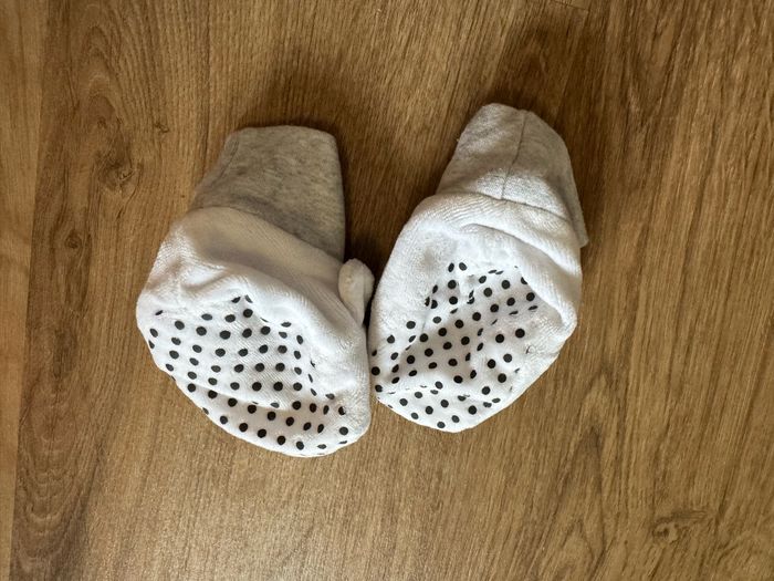 Une paire de chausson pantoufle chaussure bébé naissance très bon état - photo numéro 2