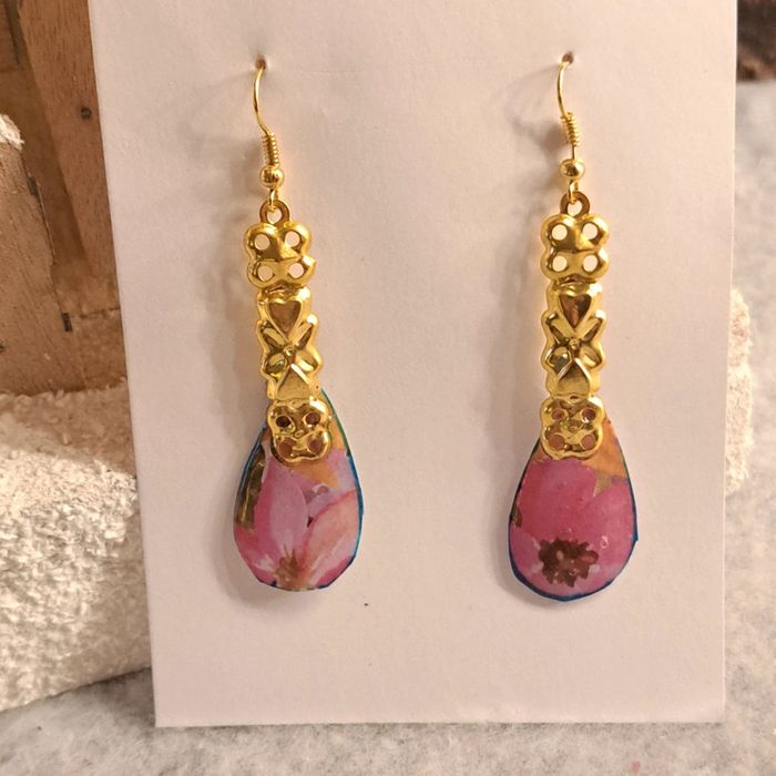 Boucles d'oreilles pendante en résine rose florale et doré - photo numéro 4