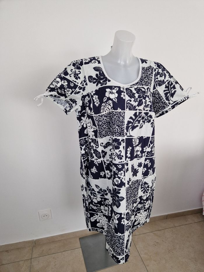 Robe polynésienne bleu marine et blanc - photo numéro 2