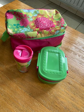 Ensemble sac thermique avec boîte à tartines et gobelet roses et vert