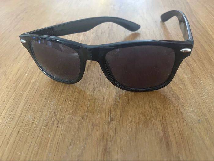 Lunettes de soleil noire - photo numéro 2