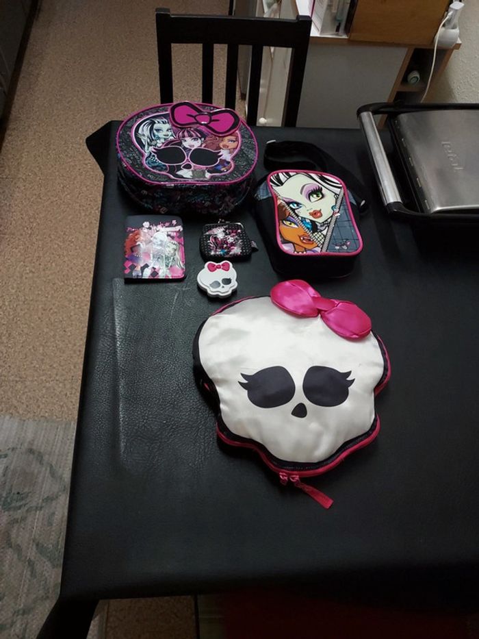 Lot de 8 articles Monster High fille
