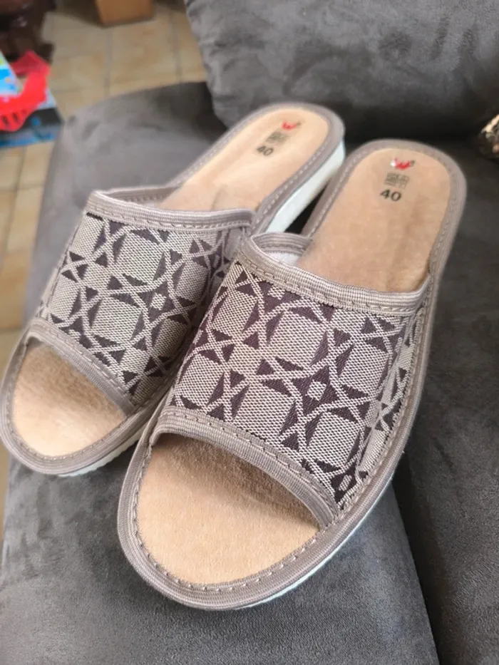 Jolies pantoufles cuir et tissu