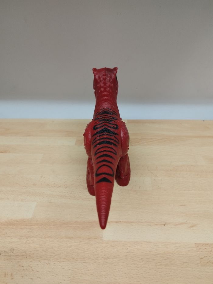 Dinosaure T-Rex électrique ROBO ALIVE - Effets sonores 
Marche tout seul et rugit avec des effets sonores réalistes.

Marque :  Zuru
Matière :  plastique
Dimensions : L 31 x Prof. 8 x H 20 cm. - photo numéro 3