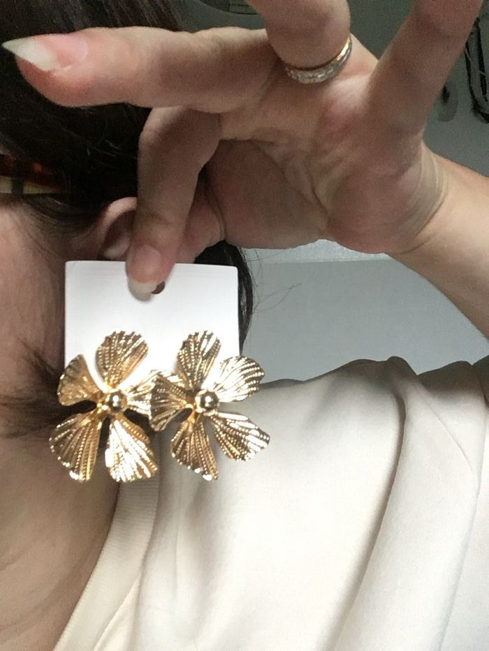 Boucles d’oreilles NEUVES pour femme en forme de fleurs 🌼 couleur doré - photo numéro 2