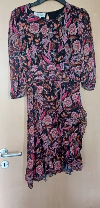 Robe courte,  manches 3/4. Lola Liza 38