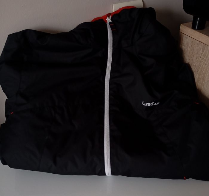 Coupe-vent blouson avec capuche.Taille S .Mixte . Decathlon ..Polyester.Noir et rouge . État neuf . - photo numéro 4