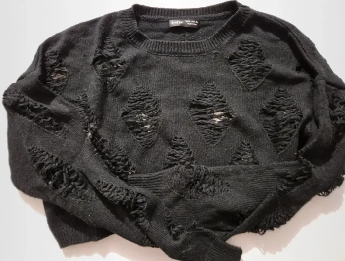 Pull noir déchiré col rond taille 38 - photo numéro 2